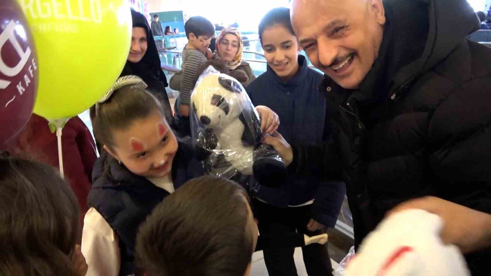 Bolu’da 23 Nisan’da çocukların oyuncak sevinci
