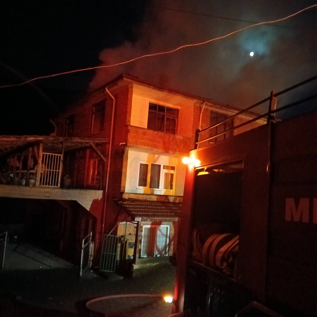 Bolu’da 3 katlı binada yangın çıktı
