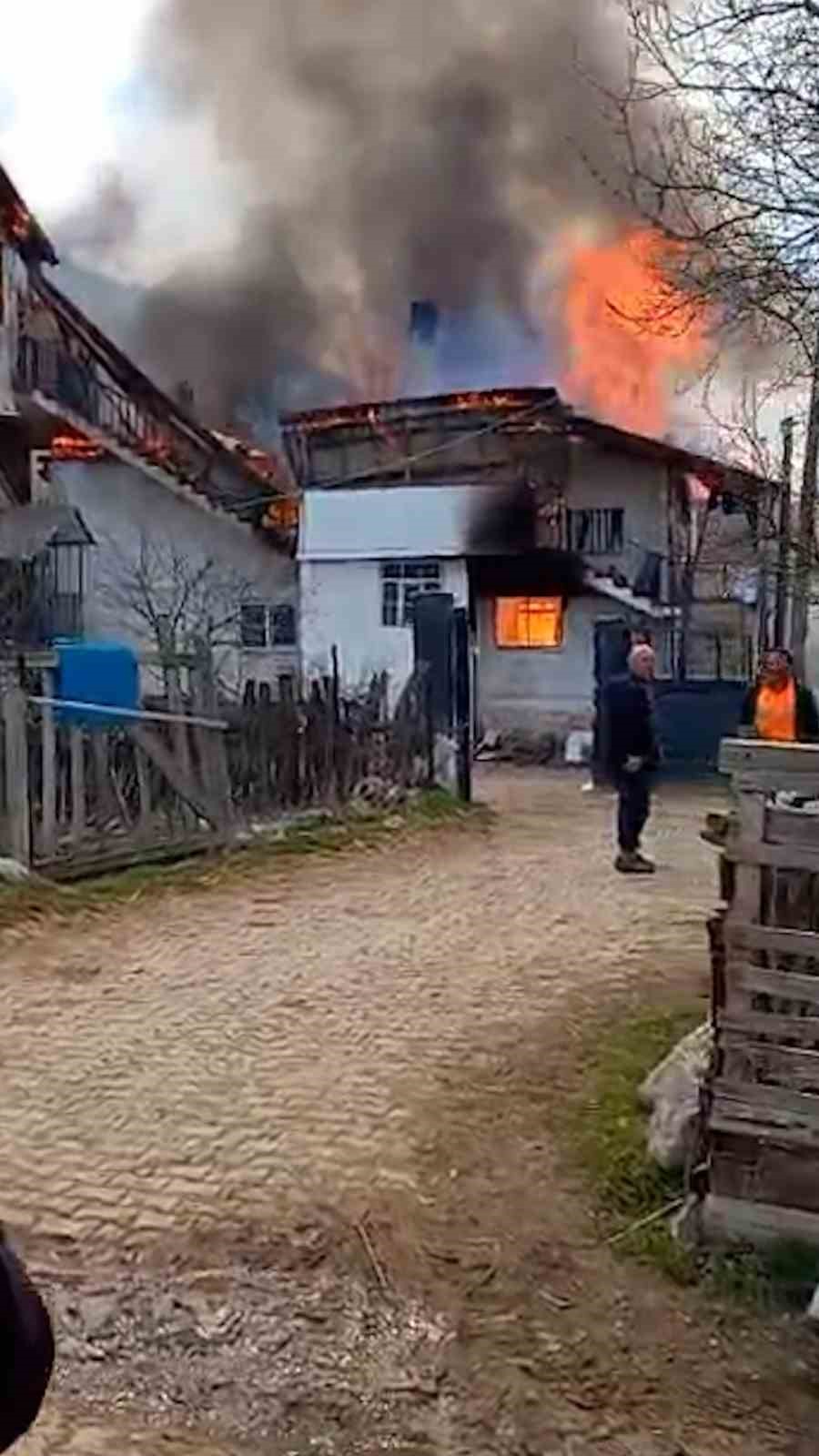 Bolu’da 3 yapı alevlere teslim oldu
