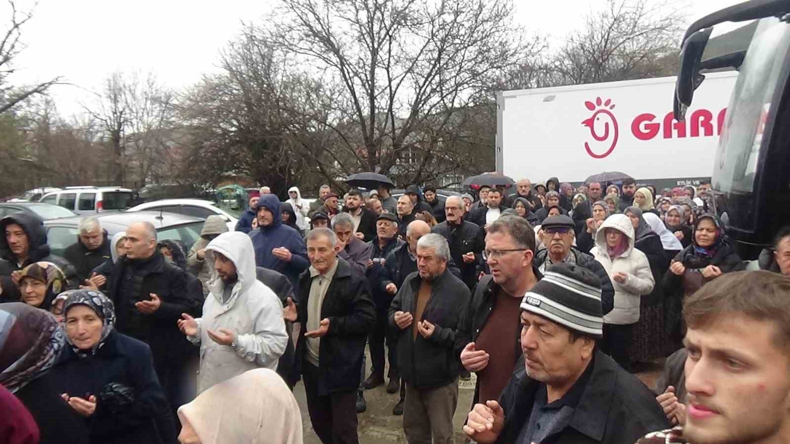 Bolu’da 37 kişilik umre kafilesi dualarla uğurlandı
