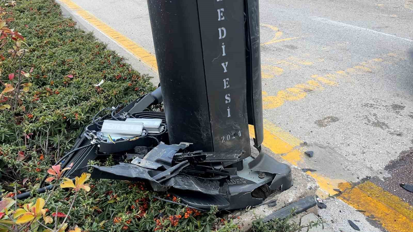 Bolu’da aydınlatma direğine çarpan otomobil kamerada
