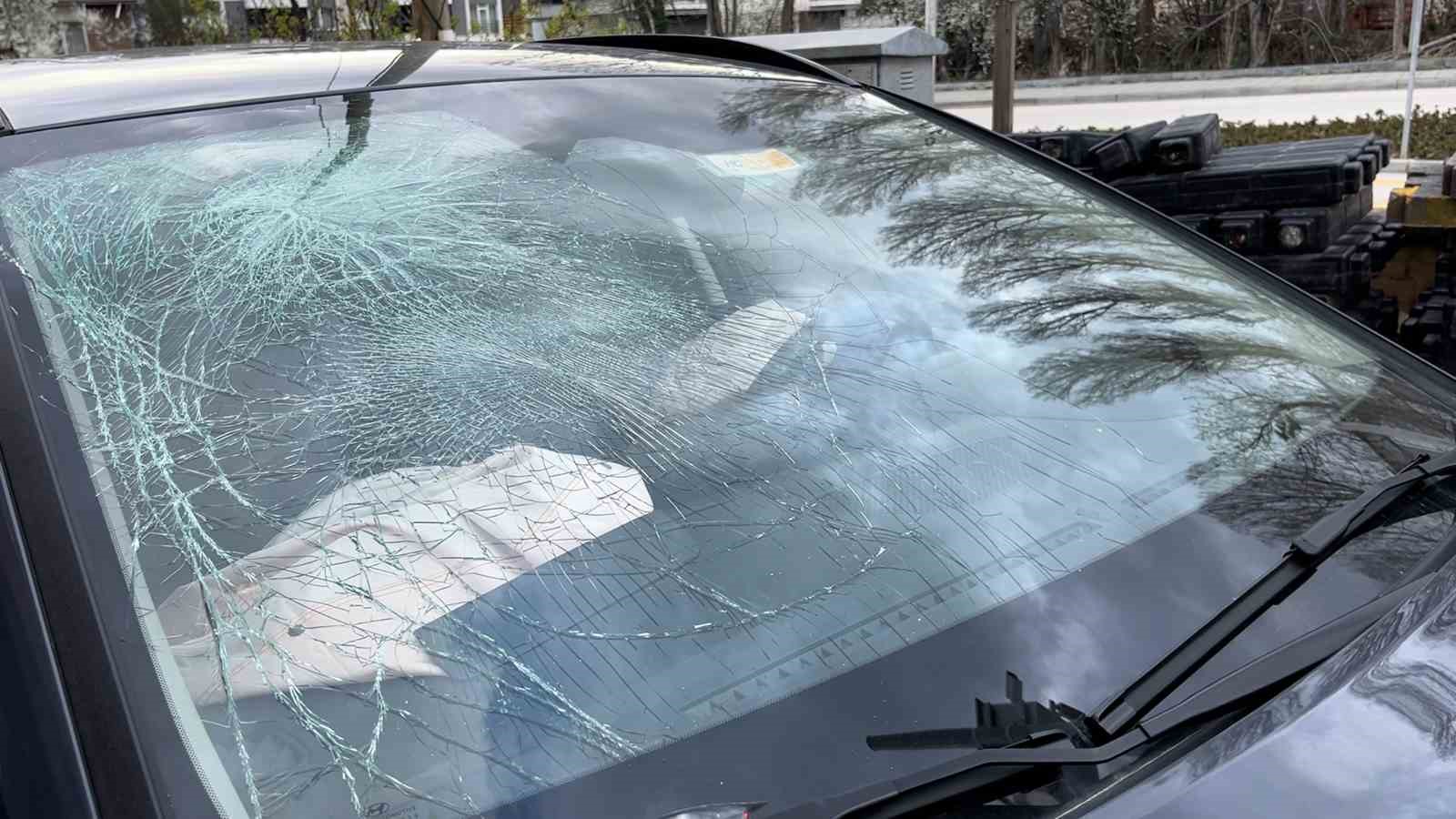 Bolu’da aydınlatma direğine çarpan otomobil kamerada
