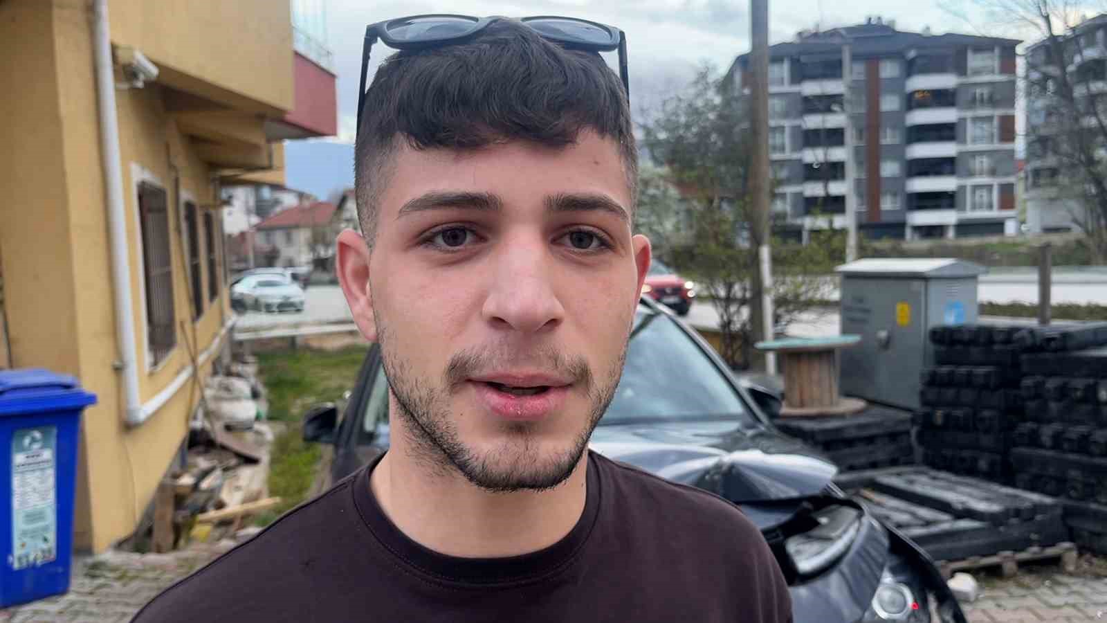 Bolu’da aydınlatma direğine çarpan otomobil kamerada
