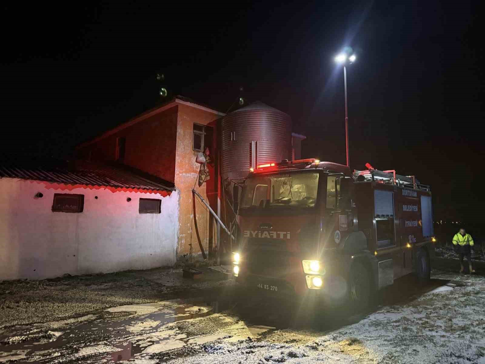 Bolu’da bacadan çıkan yangın 2 katlı evin çatısını sardı
