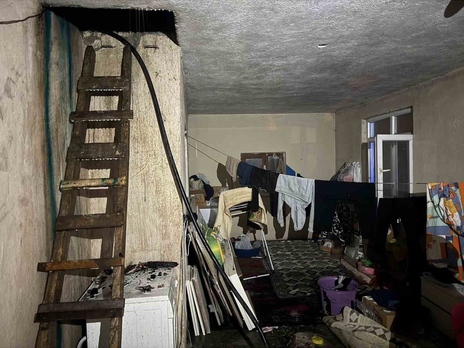 Bolu’da bacadan çıkan yangın 2 katlı evin çatısını sardı
