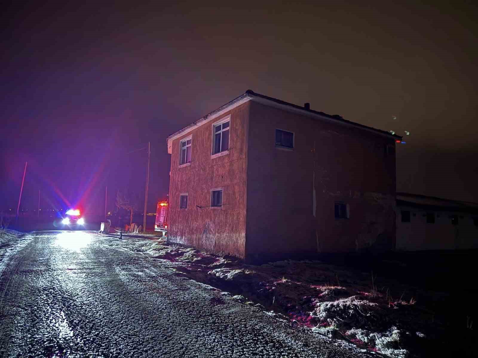 Bolu’da bacadan çıkan yangın 2 katlı evin çatısını sardı
