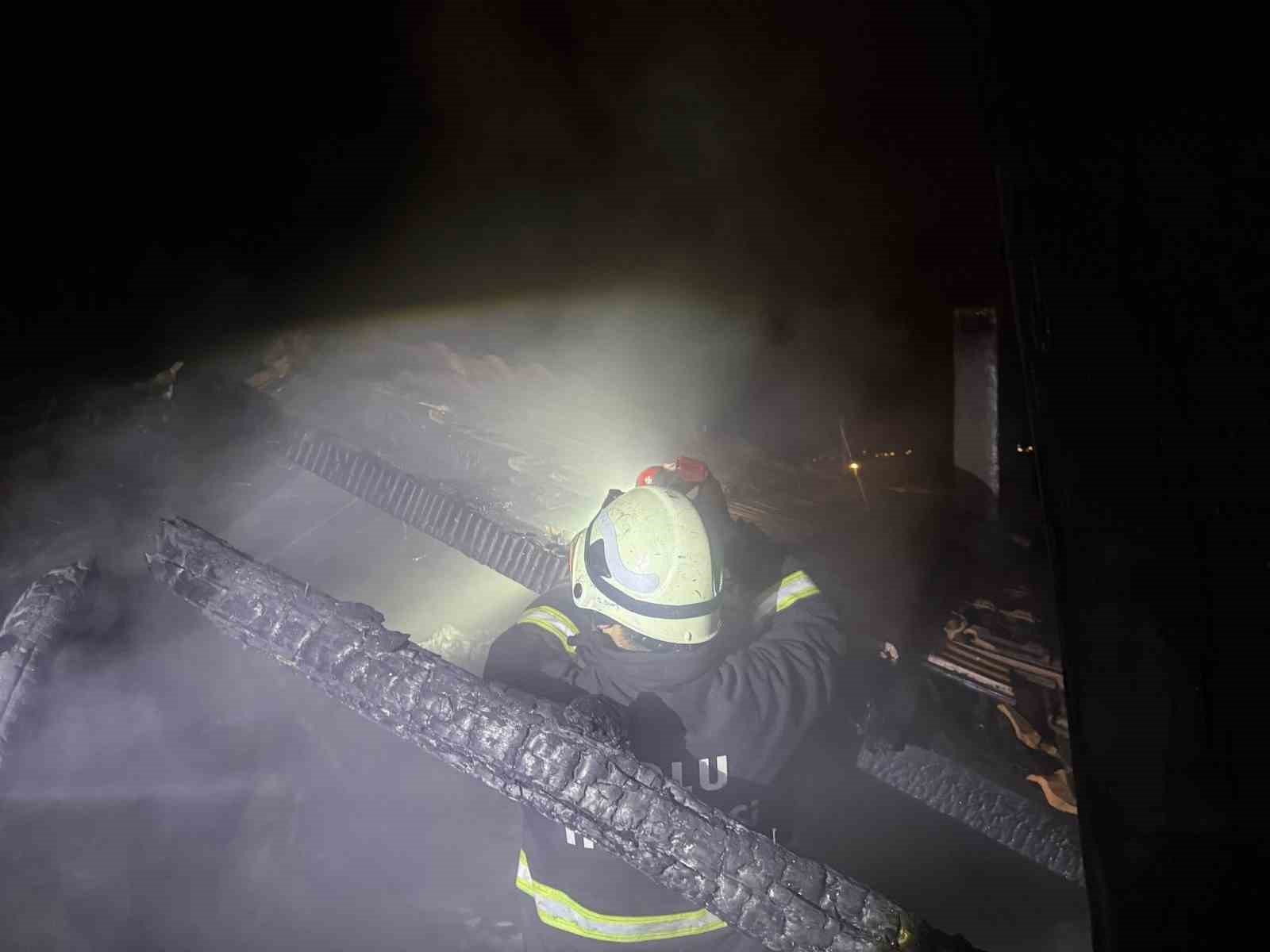Bolu’da bacadan çıkan yangın 2 katlı evin çatısını sardı
