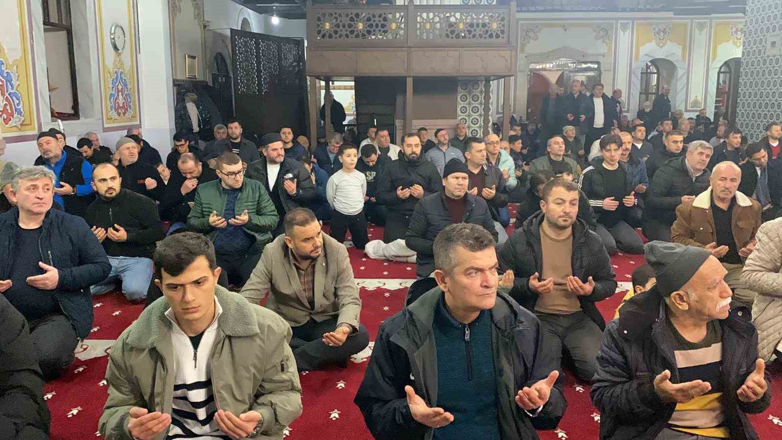 Bolu’da Berat Kandili’nde camiler doldu taştı
