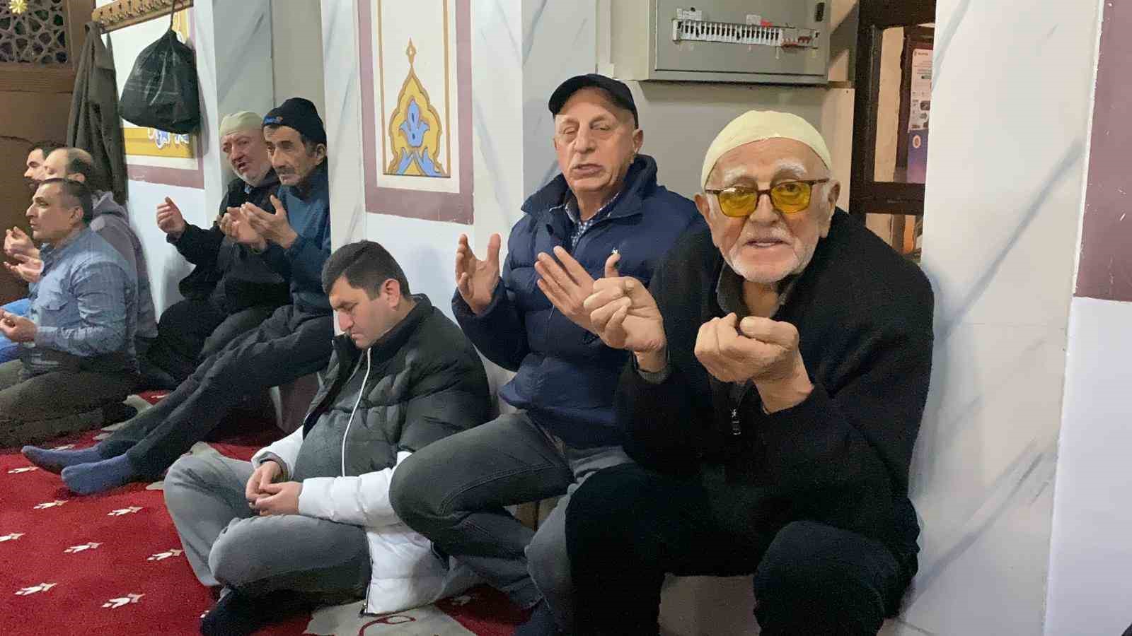 Bolu’da Berat Kandili’nde camiler doldu taştı
