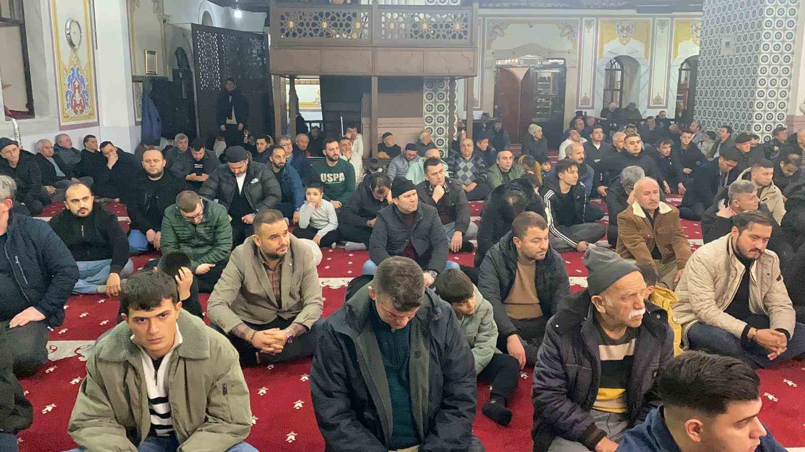 Bolu’da Berat Kandili’nde camiler doldu taştı
