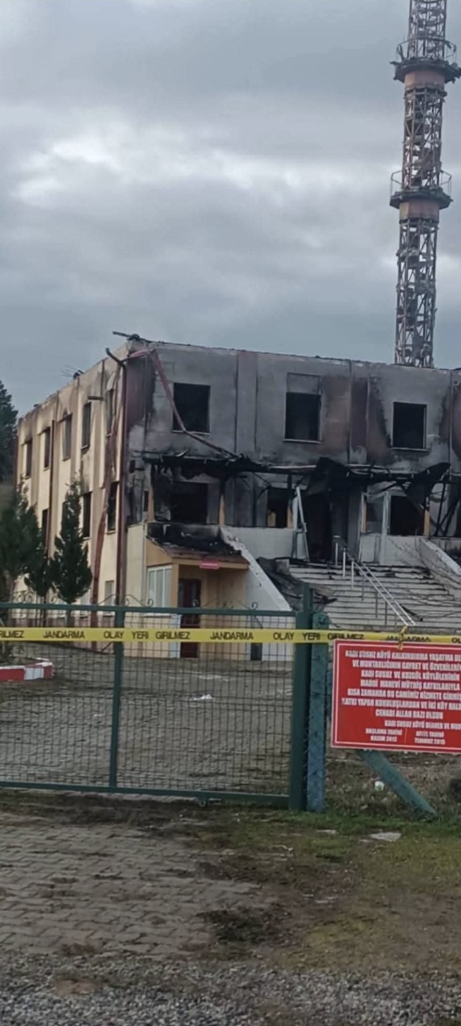 Bolu’da cami alev alev yandı
