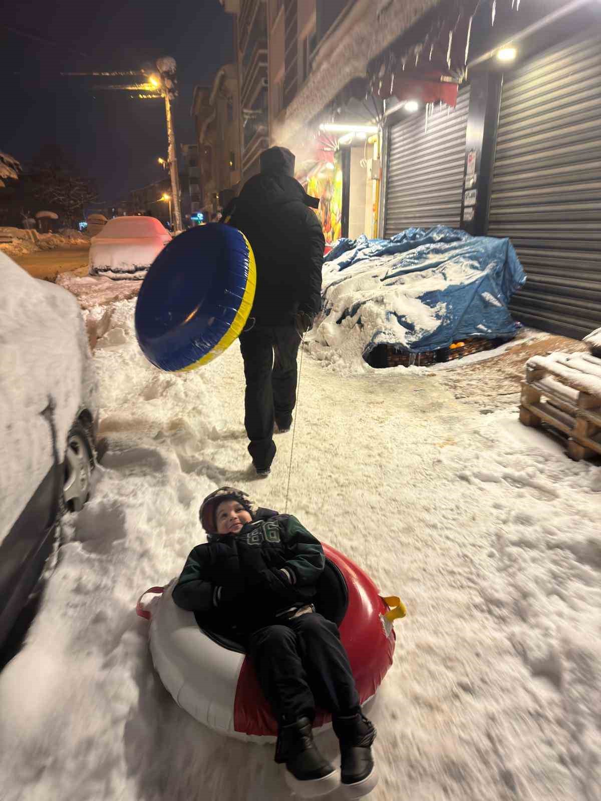 Bolu’da çocuklar gece saatlerinde karın keyfini çıkardı
