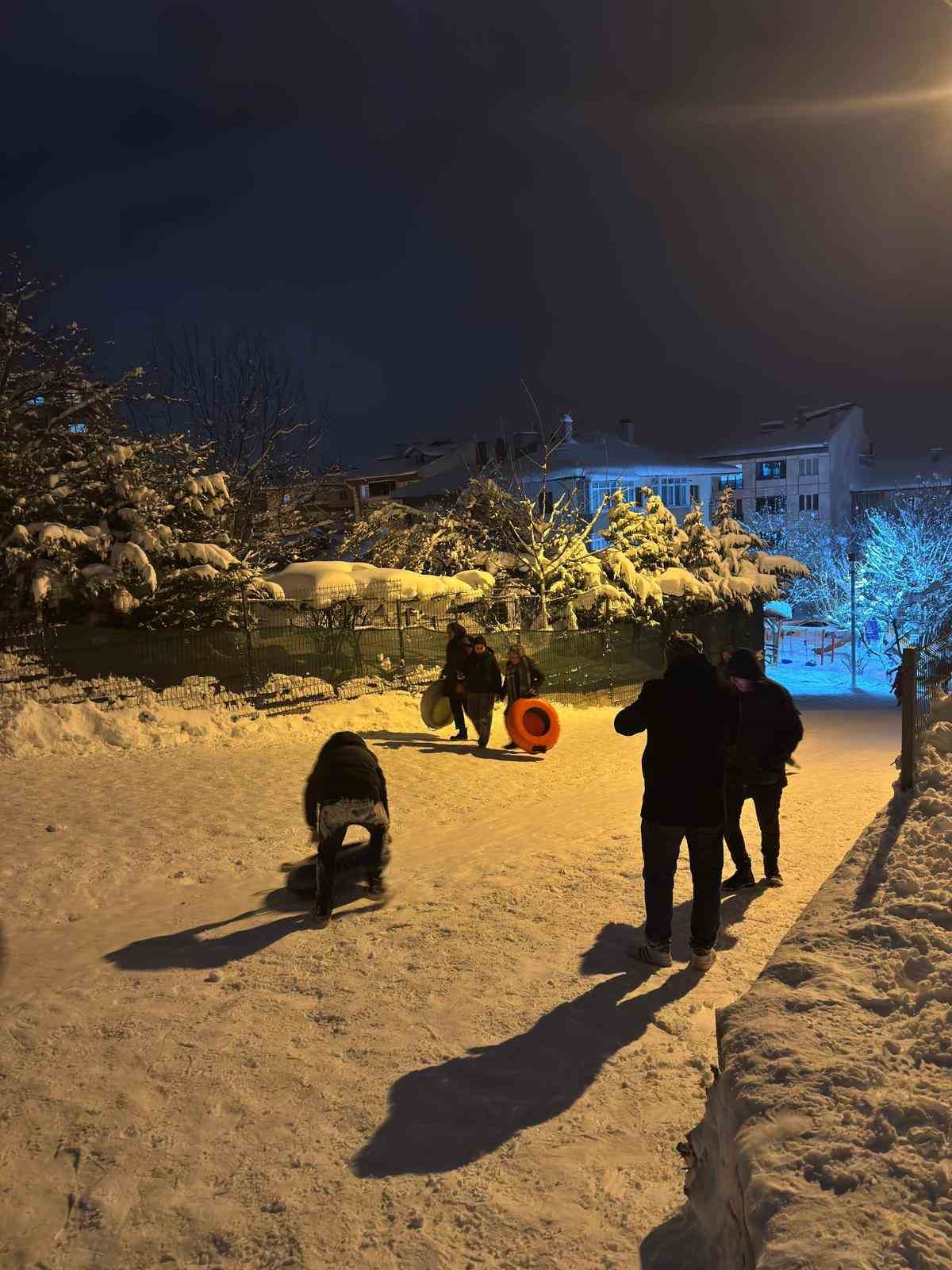 Bolu’da çocuklar gece saatlerinde karın keyfini çıkardı
