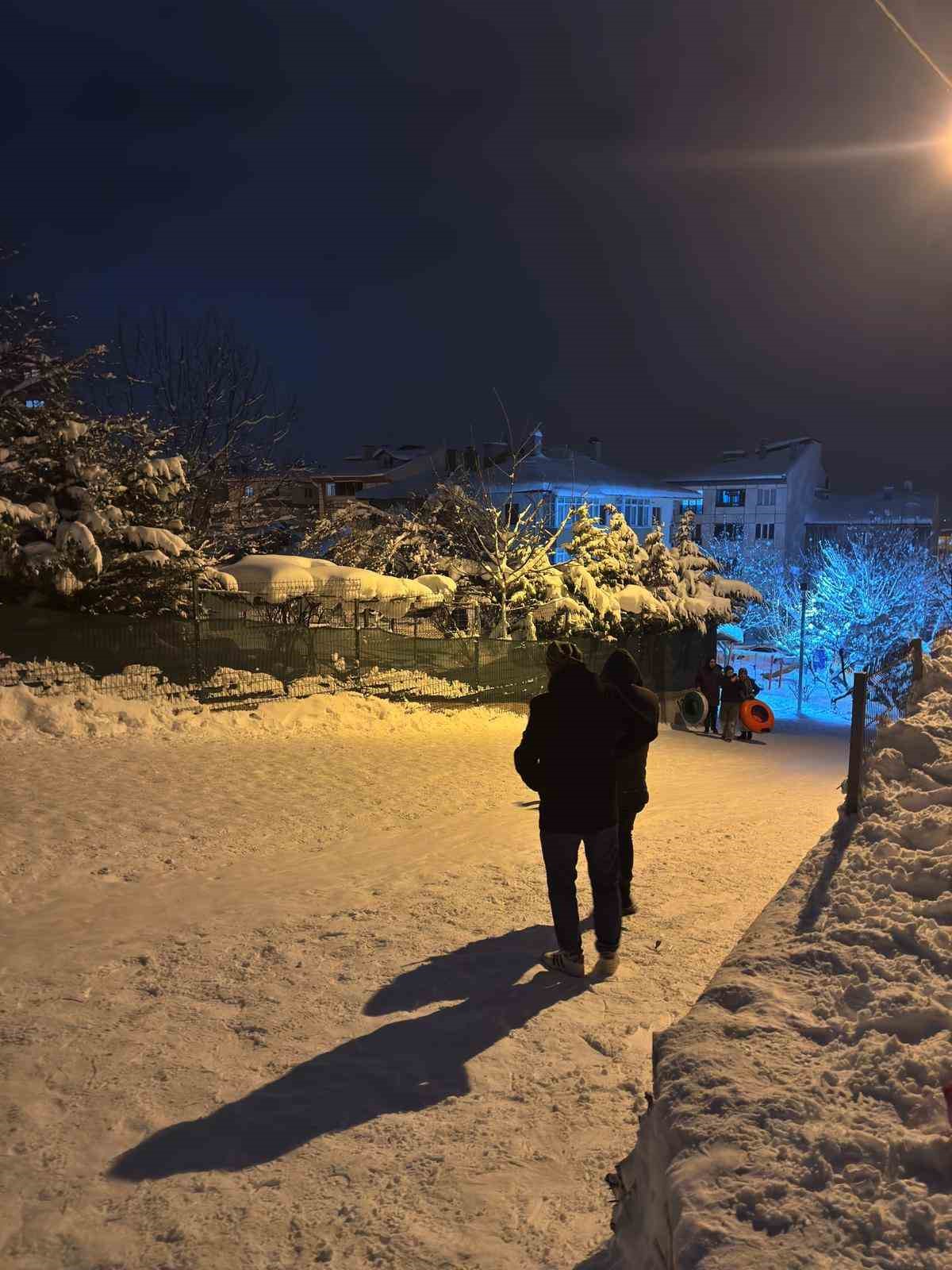 Bolu’da çocuklar gece saatlerinde karın keyfini çıkardı
