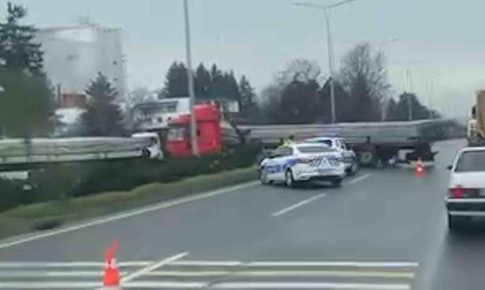 Bolu’da D-100 kara yolunda tır makasladı
