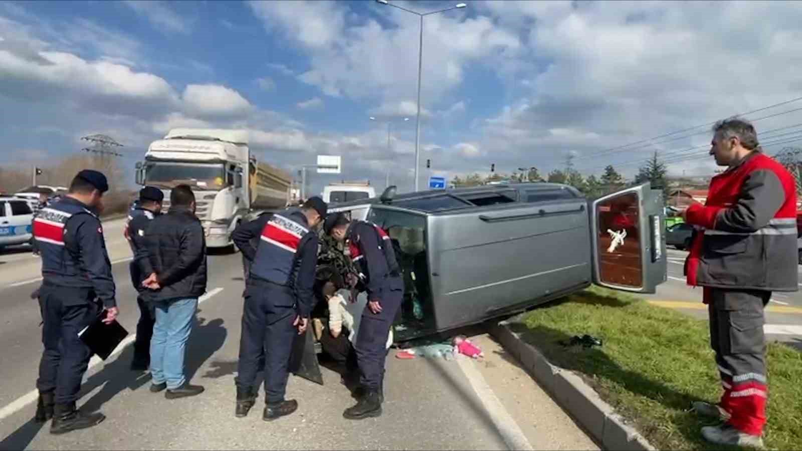 Bolu’da D-100’de feci kaza: 6’sı çocuk 9 kişi yaralandı
