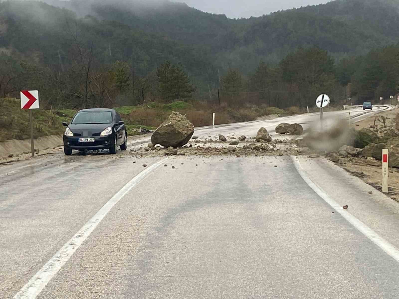 Bolu’da dağdan kopan kayalar yola indi: Sürücüler son anda kurtuldu
