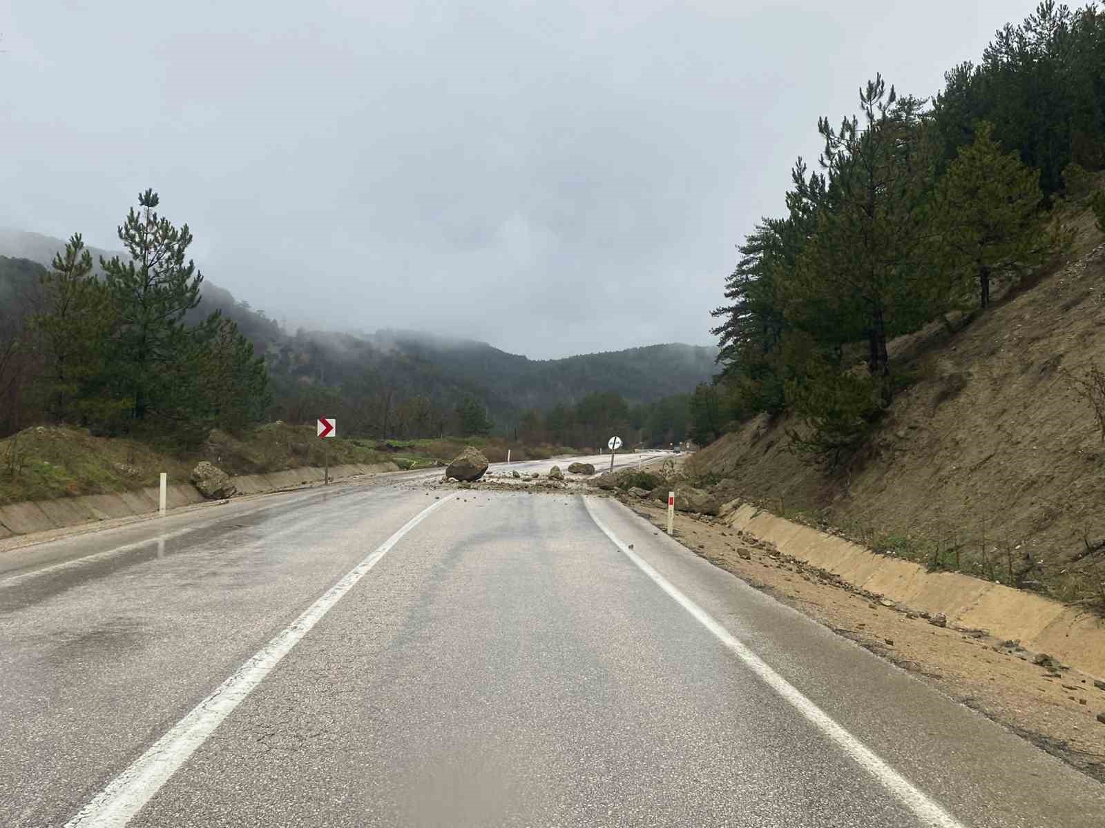 Bolu’da dağdan kopan kayalar yola indi: Sürücüler son anda kurtuldu
