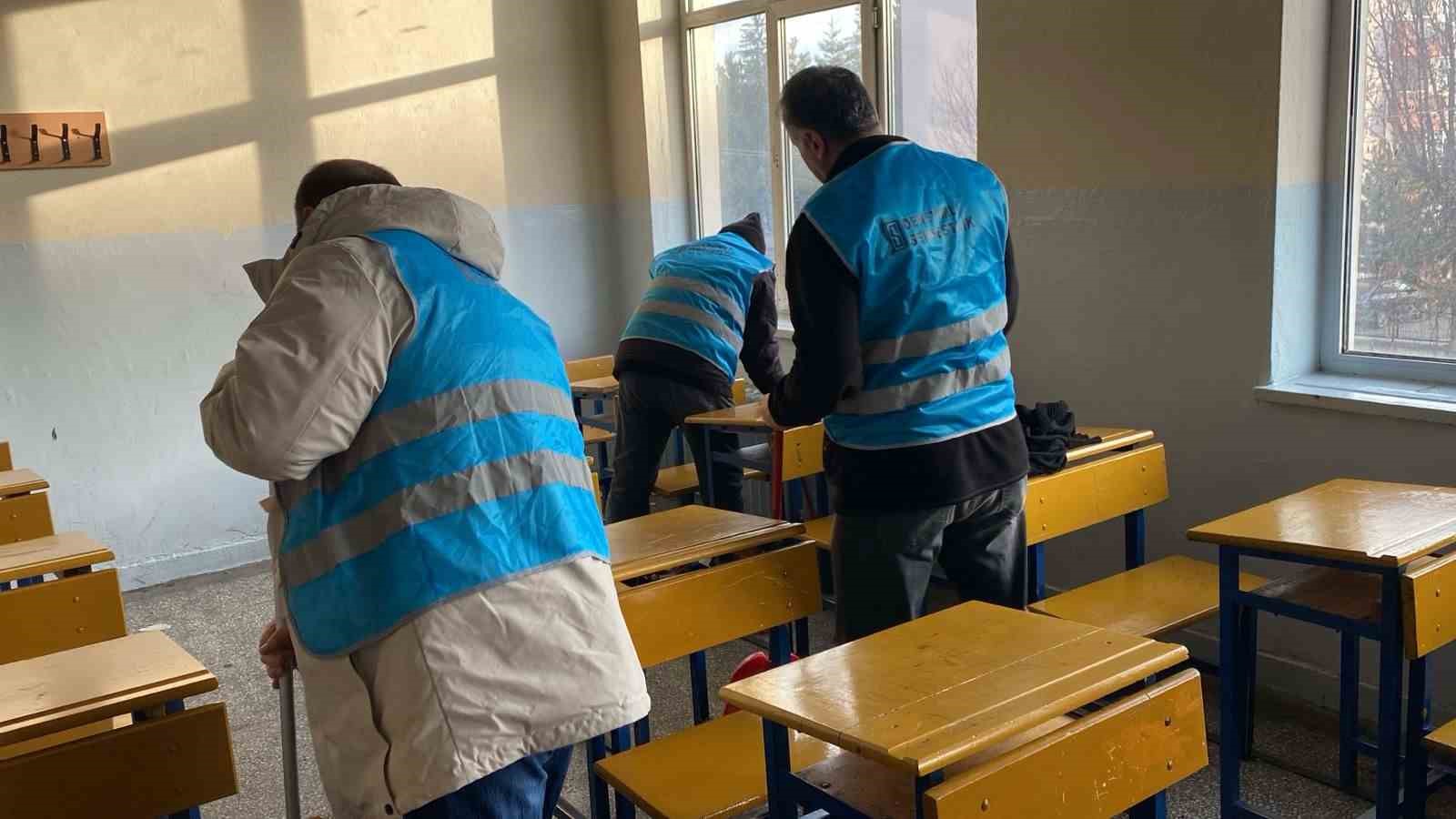 Bolu’da denetimli serbestlik yükümlüleri okulları temizledi
