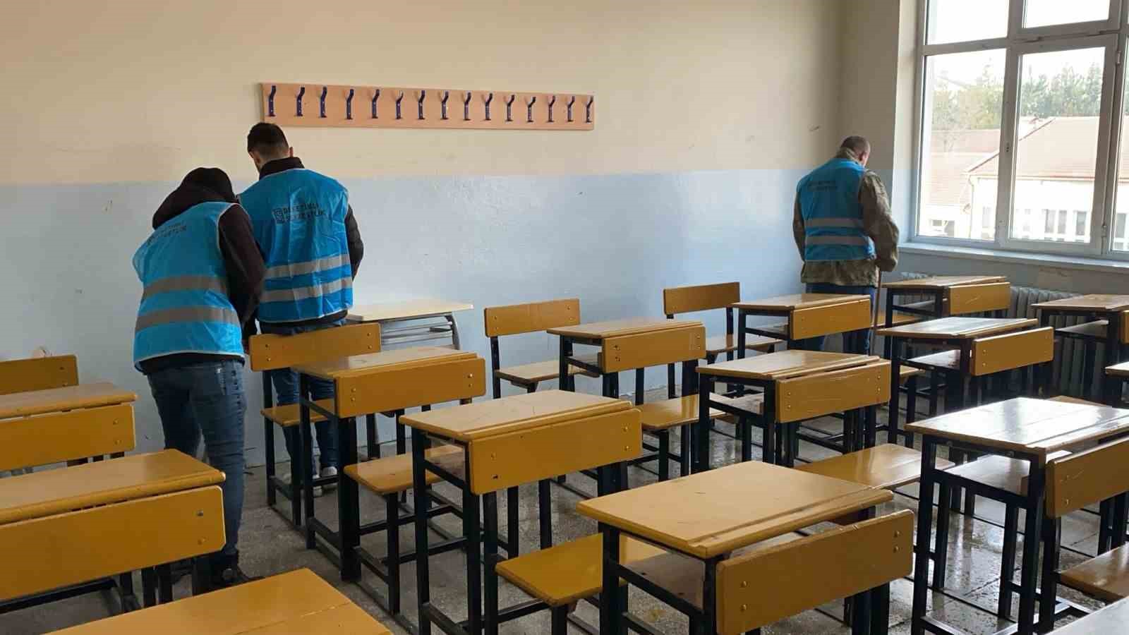 Bolu’da denetimli serbestlik yükümlüleri okulları temizledi
