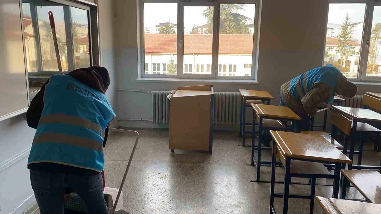 Bolu’da denetimli serbestlik yükümlüleri okulları temizledi
