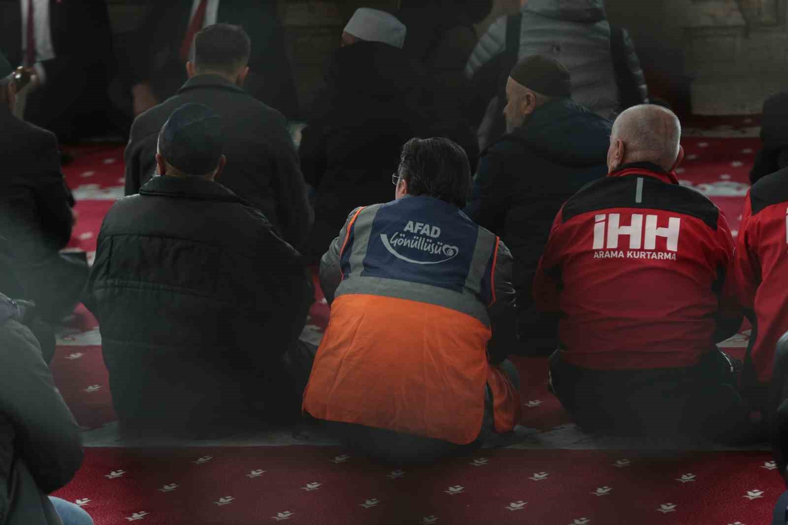 Bolu’da depremde hayatını kaybedenler dualarla anıldı
