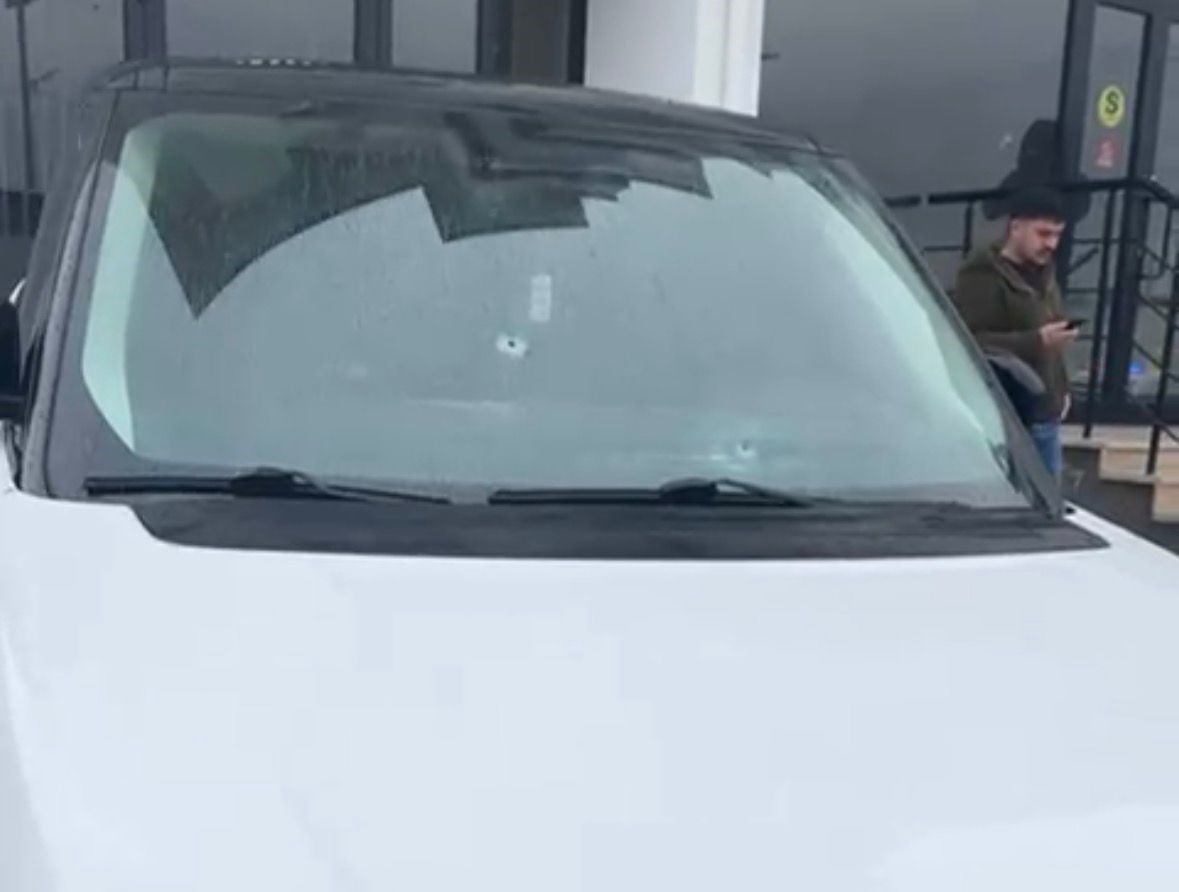 Bolu’da emlak ofisine silahlı saldırı: Lüks cip ve iş yeri kurşunların hedefi oldu

