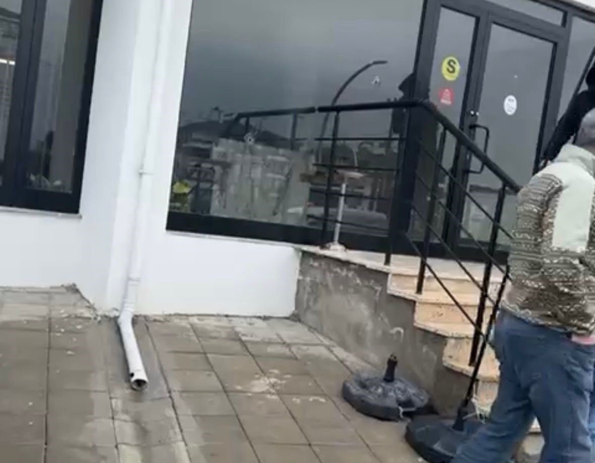 Bolu’da emlak ofisine silahlı saldırı: Lüks cip ve iş yeri kurşunların hedefi oldu
