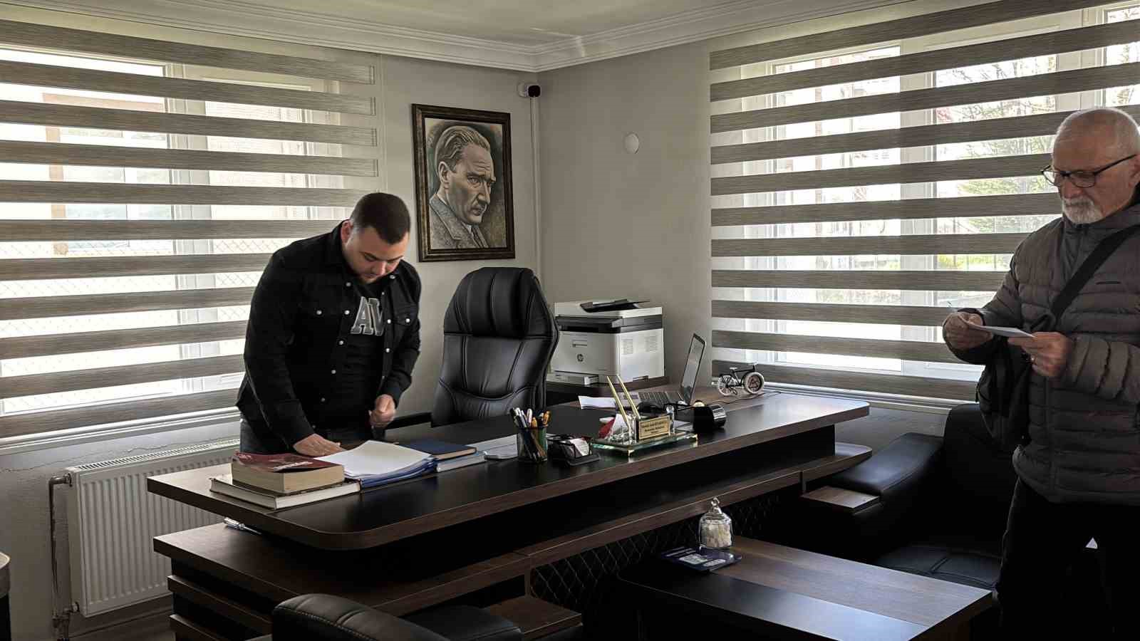 Bolu’da eski muhtara kayıp bilgisayar için zimmet davası: "Kırıldı çöpe attım" dedi
