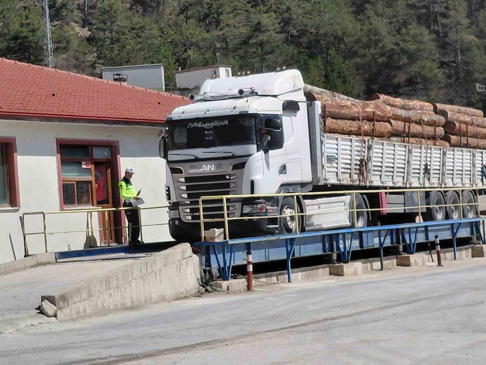 Bolu’da fazla tonajlı tomruk taşıyan kamyon sürücüsüne para cezası kesildi
