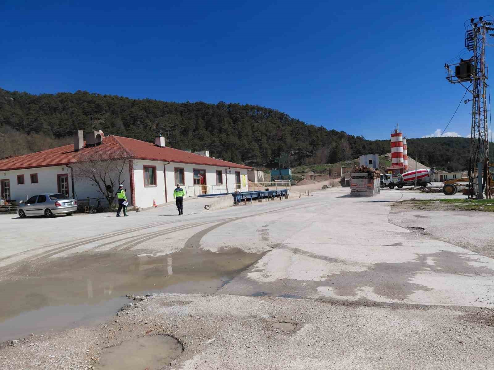 Bolu’da fazla tonajlı tomruk taşıyan kamyon sürücüsüne para cezası kesildi
