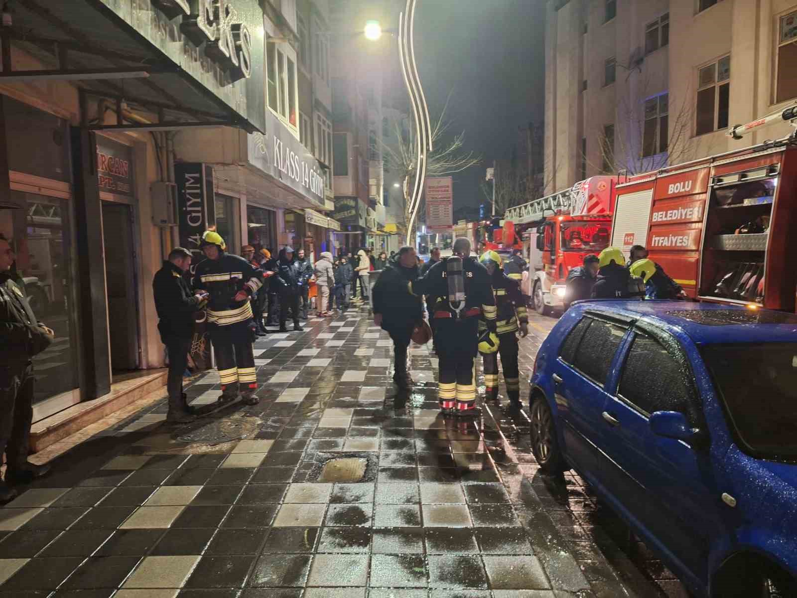 Bolu’da gece saatlerinde korkutan yangın: 2 yaralı
