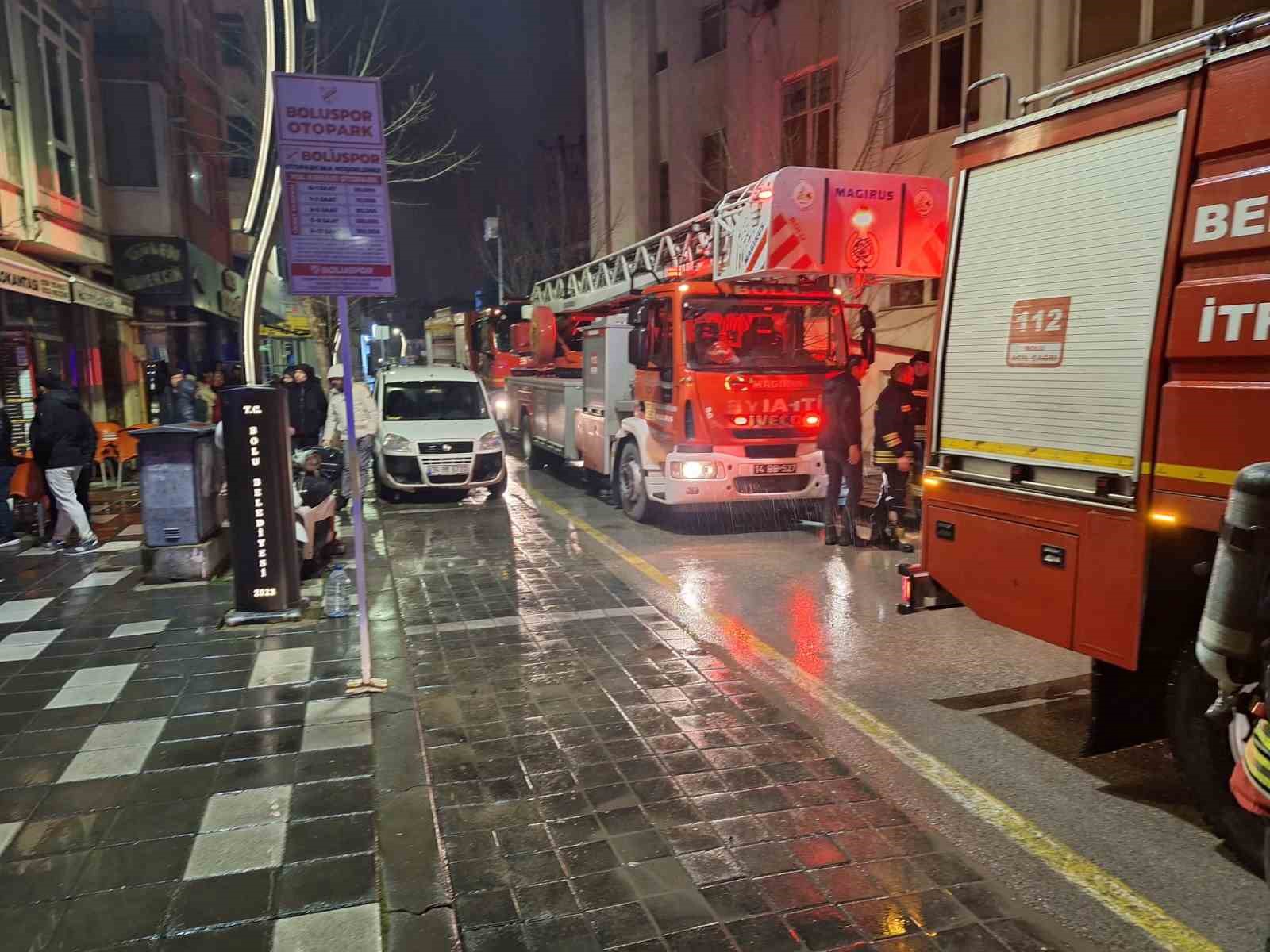 Bolu’da gece saatlerinde korkutan yangın: 2 yaralı
