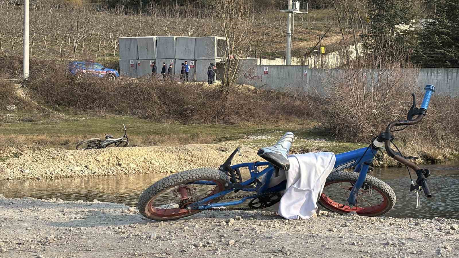 Bolu’da girilmesi yasak olan gölette 13 yaşındaki çocuk boğulma tehlikesi geçirdi
