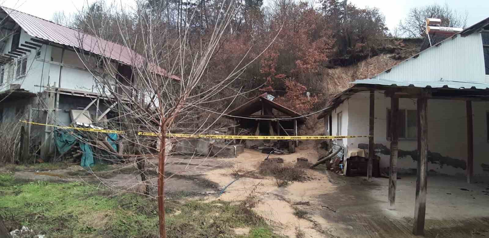 Bolu’da heyelan nedeniyle 3 ev boşaltıldı
