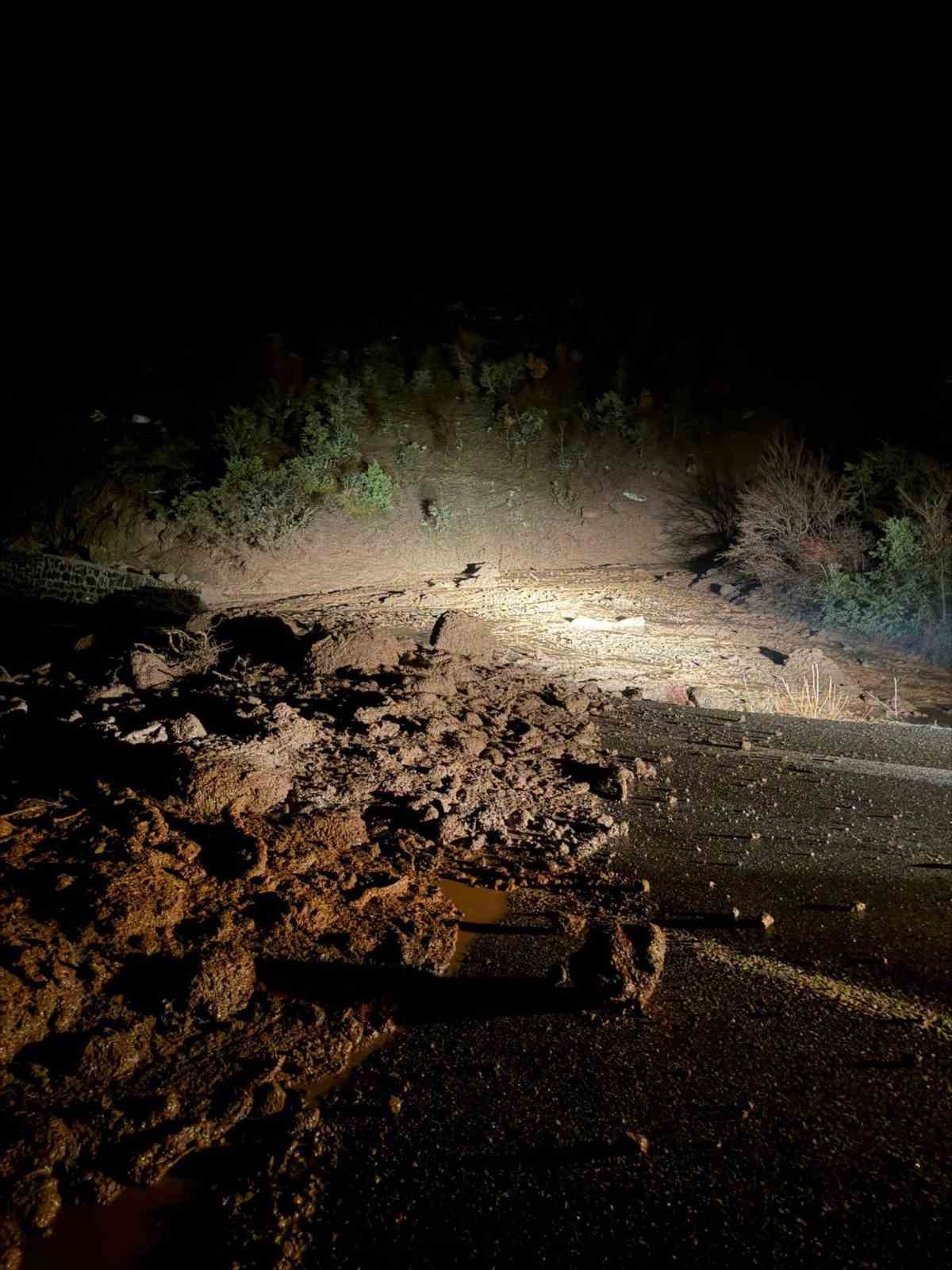 Bolu’da heyelan nedeniyle kapanan yol tekrardan ulaşıma açıldı
