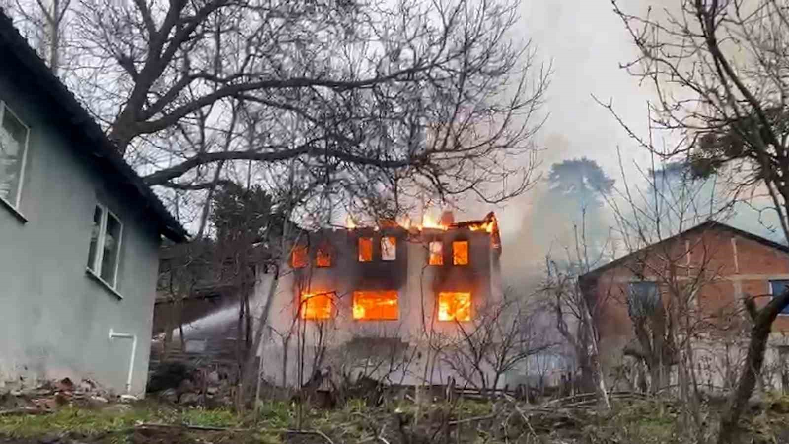 Bolu’da iki katlı ev alevlere teslim oldu
