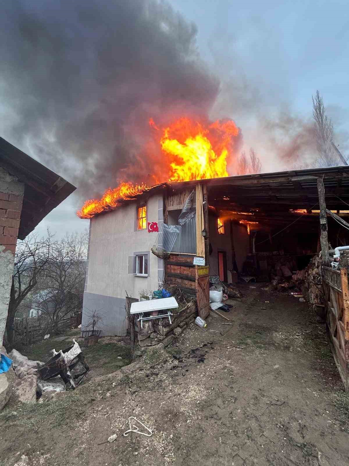 Bolu’da iki katlı ev alevlere teslim oldu
