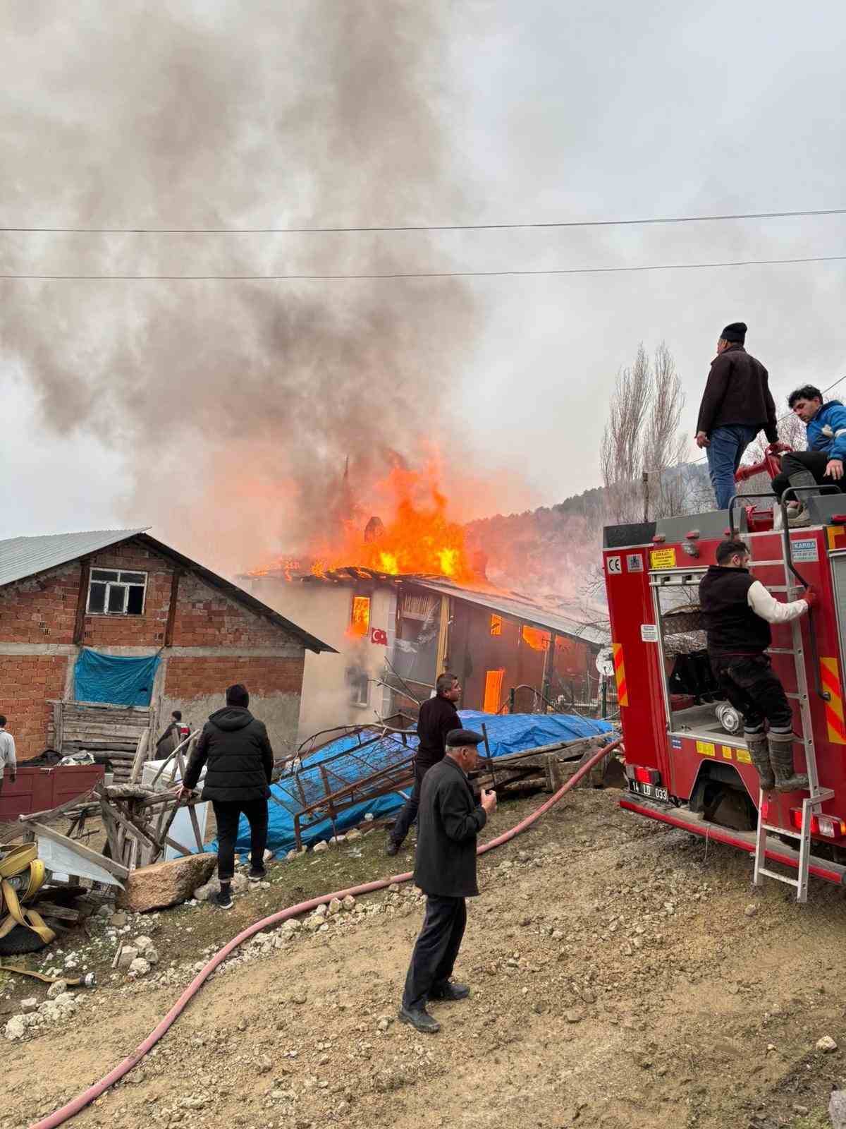 Bolu’da iki katlı ev alevlere teslim oldu
