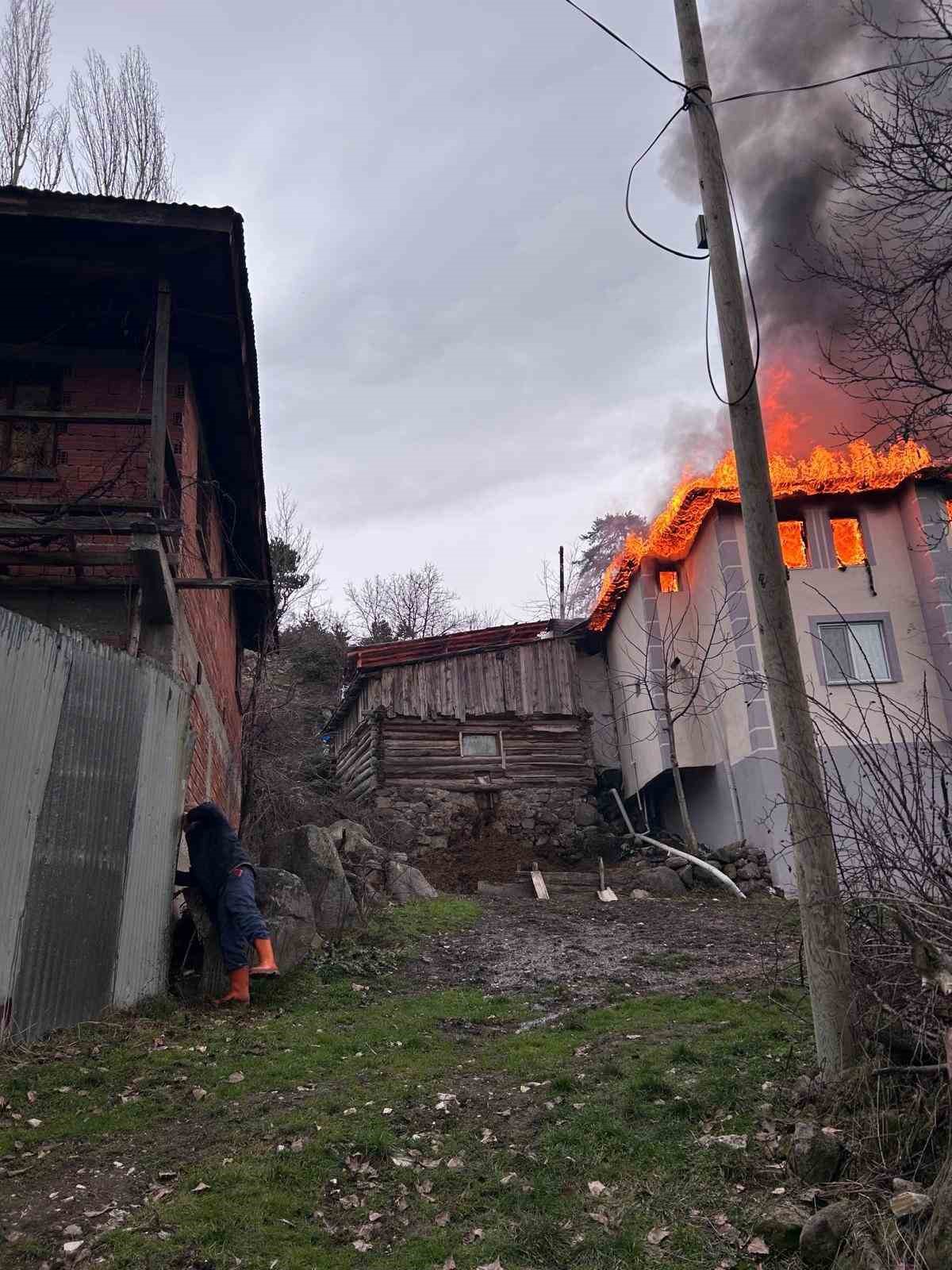 Bolu’da iki katlı ev alevlere teslim oldu
