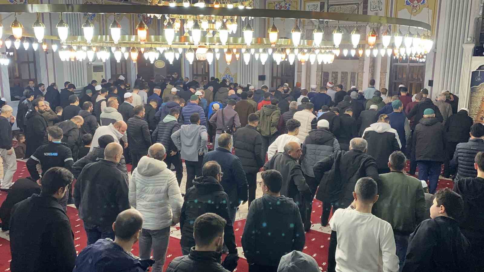 Bolu’da ilk teravih namazında vatandaşlar camilere akın etti
