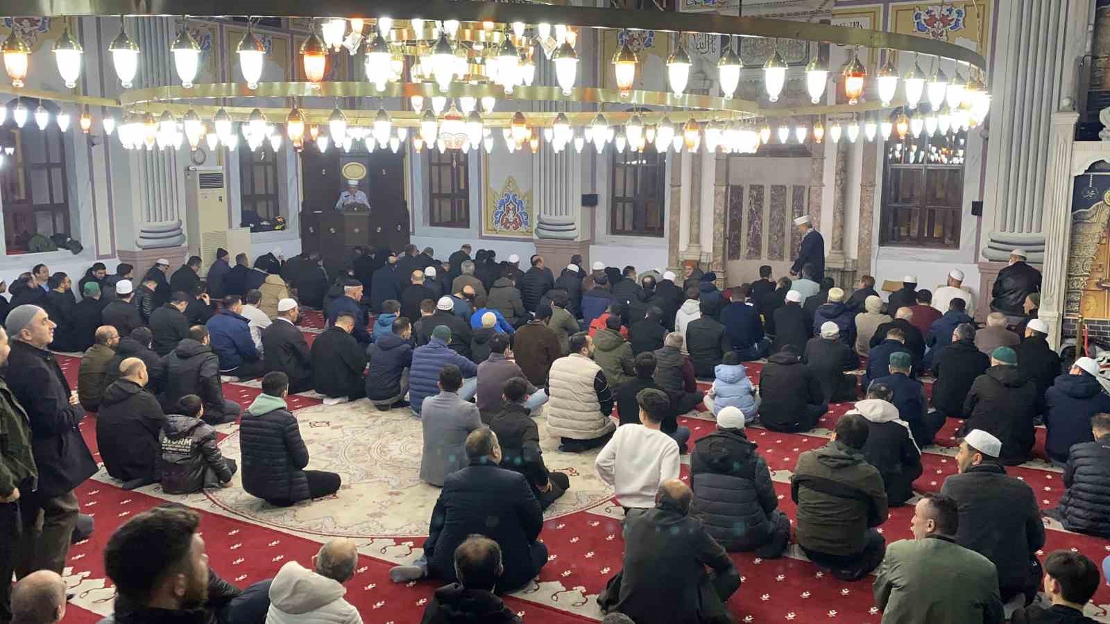 Bolu’da ilk teravih namazında vatandaşlar camilere akın etti
