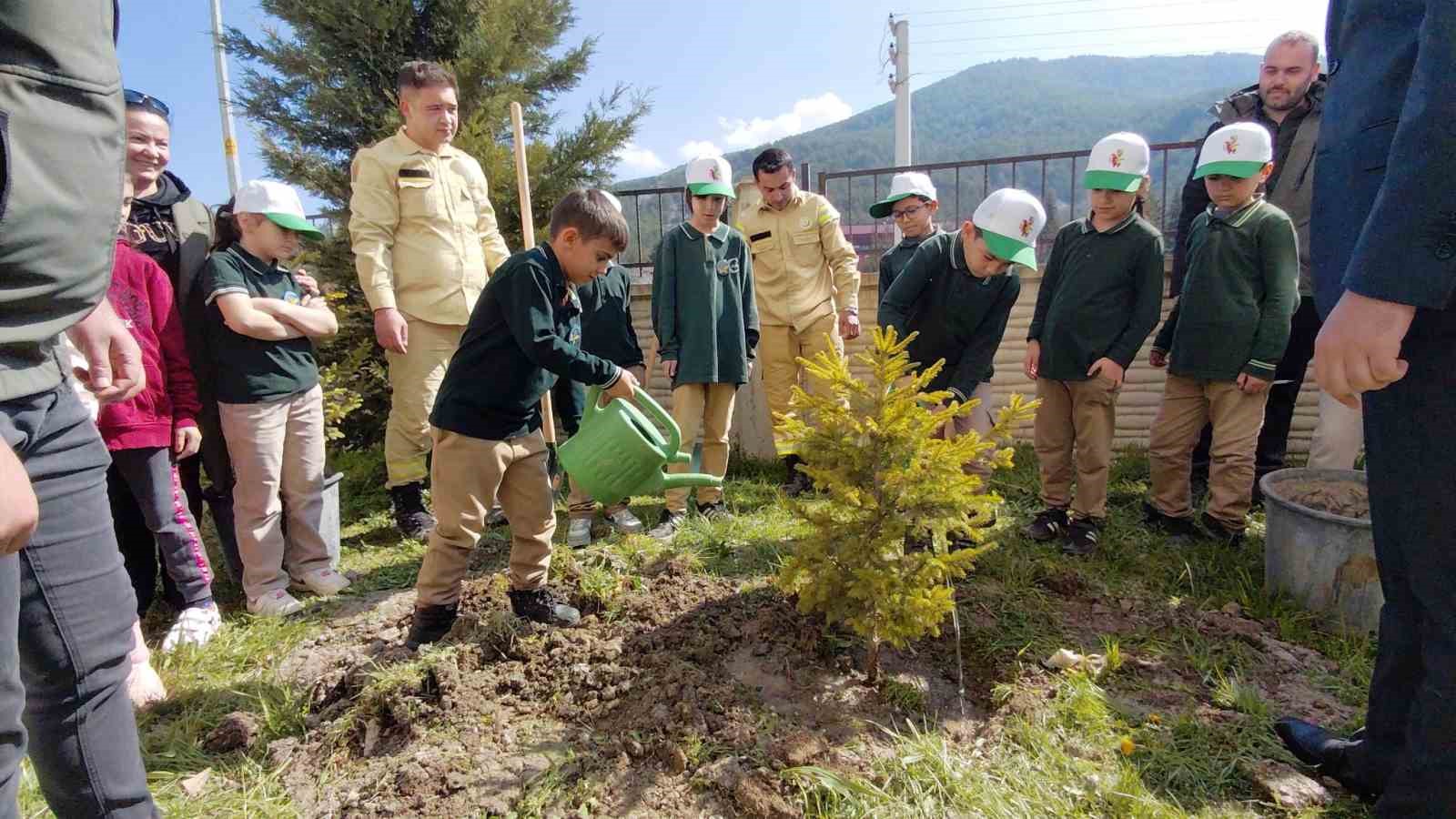 Bolu’da ilkokul öğrencileri fidan dikti
