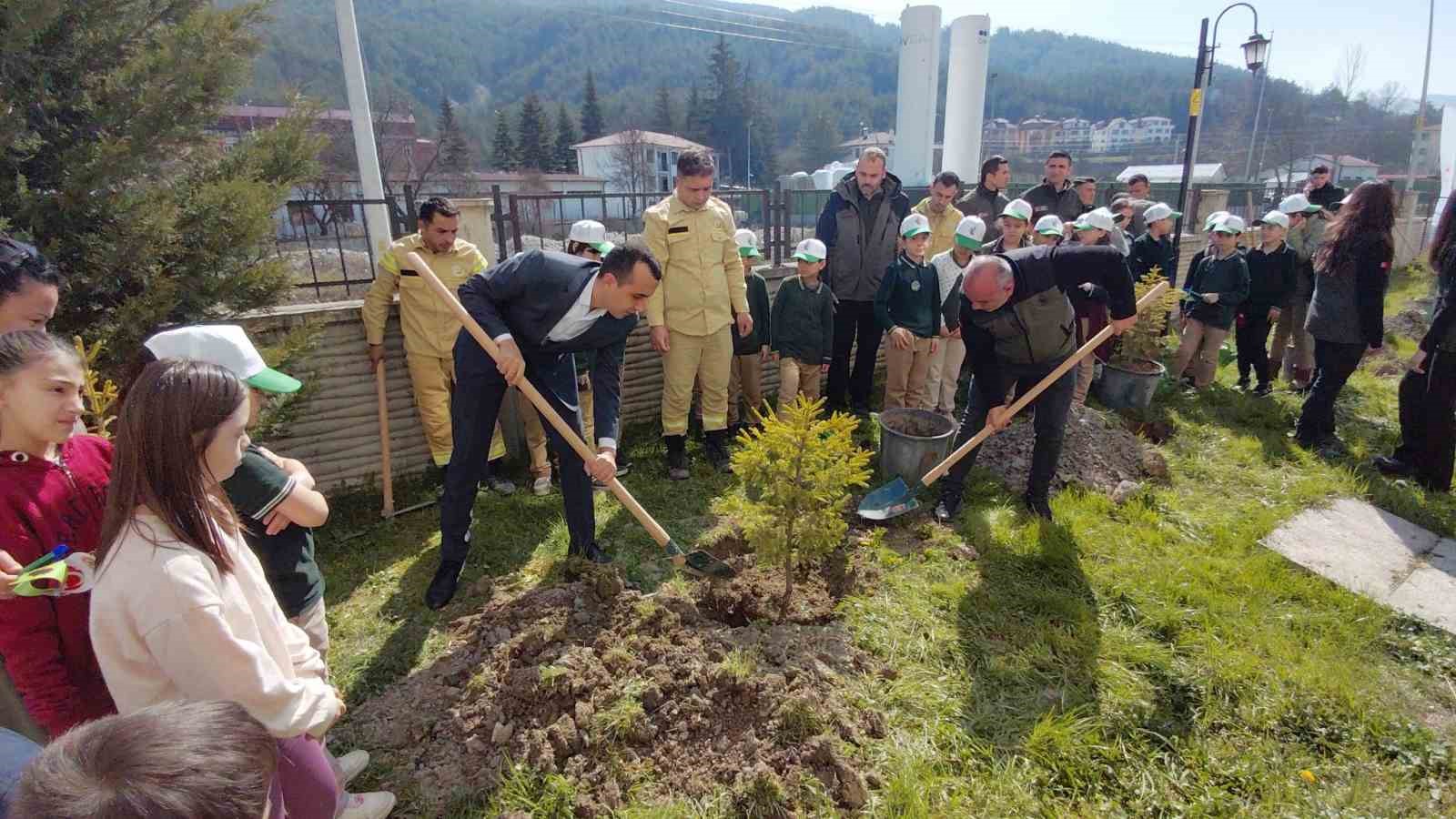 Bolu’da ilkokul öğrencileri fidan dikti
