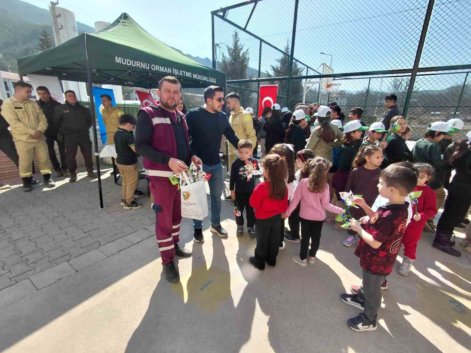 Bolu’da ilkokul öğrencileri fidan dikti
