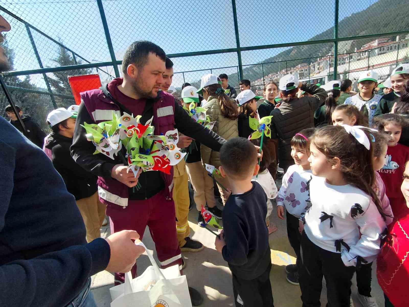 Bolu’da ilkokul öğrencileri fidan dikti
