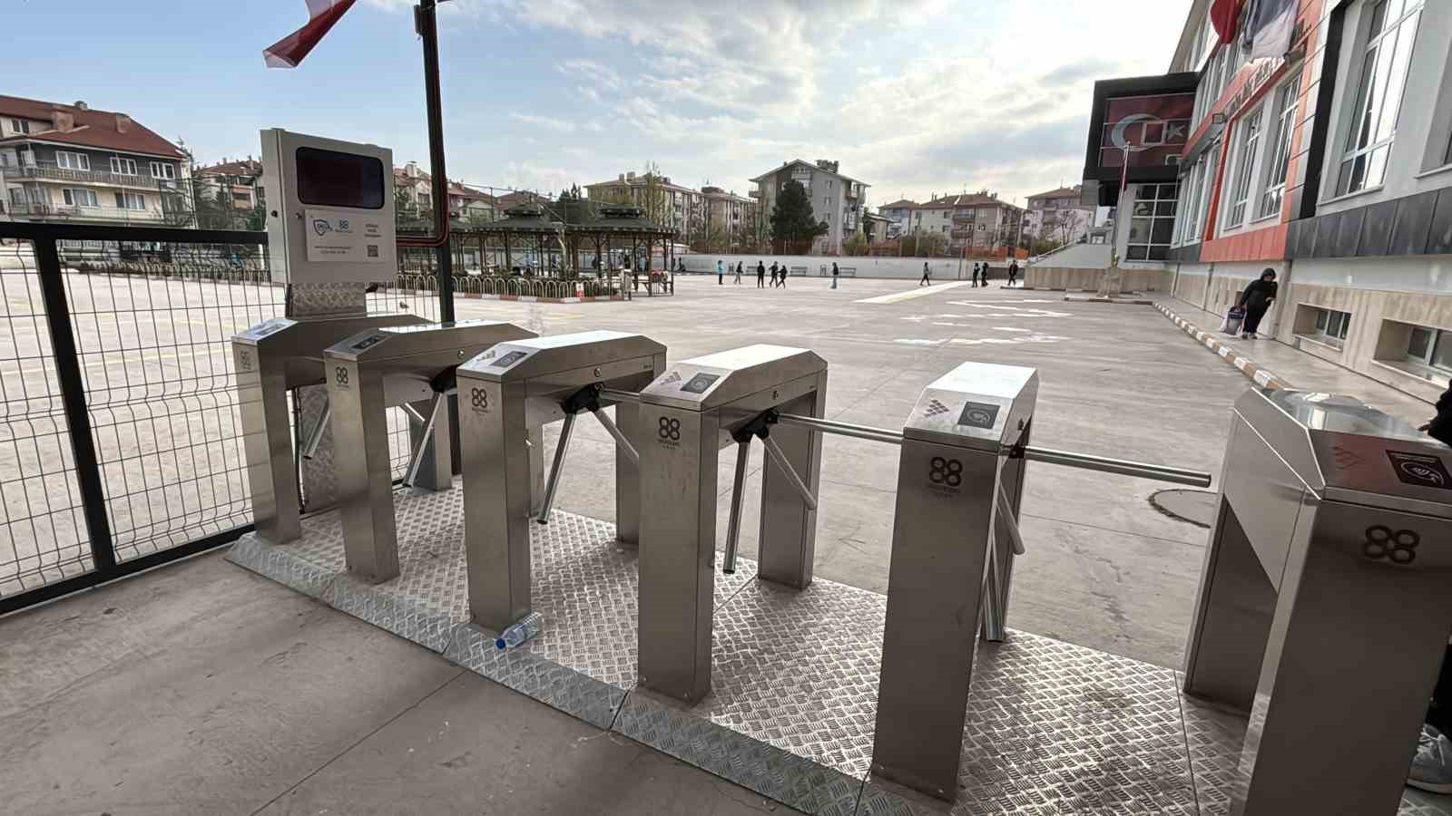 Bolu’da ilkokulda "kartlı turnike" sistemi beğeni topluyor
