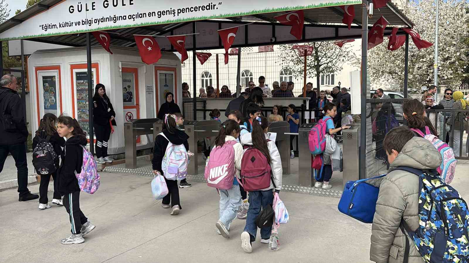 Bolu’da ilkokulda "kartlı turnike" sistemi beğeni topluyor
