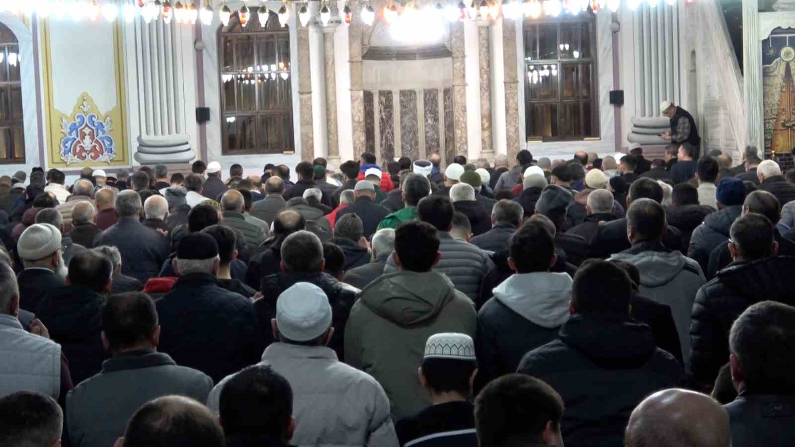 Bolu’da Kadir Gecesi’nde camiler doldu taştı
