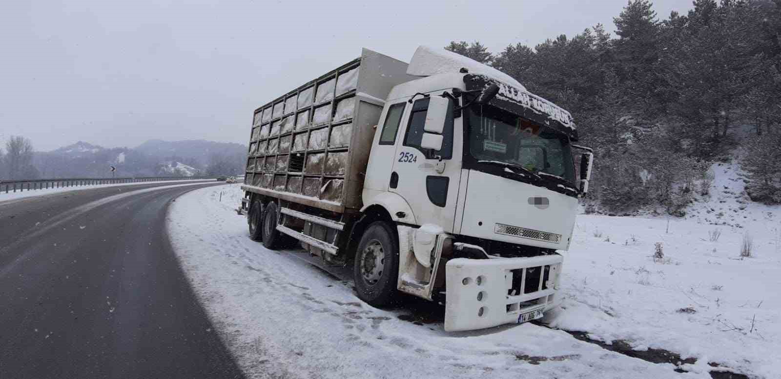 Bolu’da kamyon ile hafif ticari araç çarpıştı: 2 yaralı
